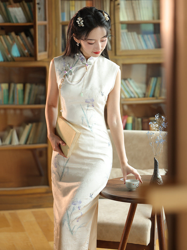 Lavender Floral Qipao for Autumn and Winter, High-End Slim-Fit Modified Elegant New Chinese Style, Suitable for Daily Wear.
