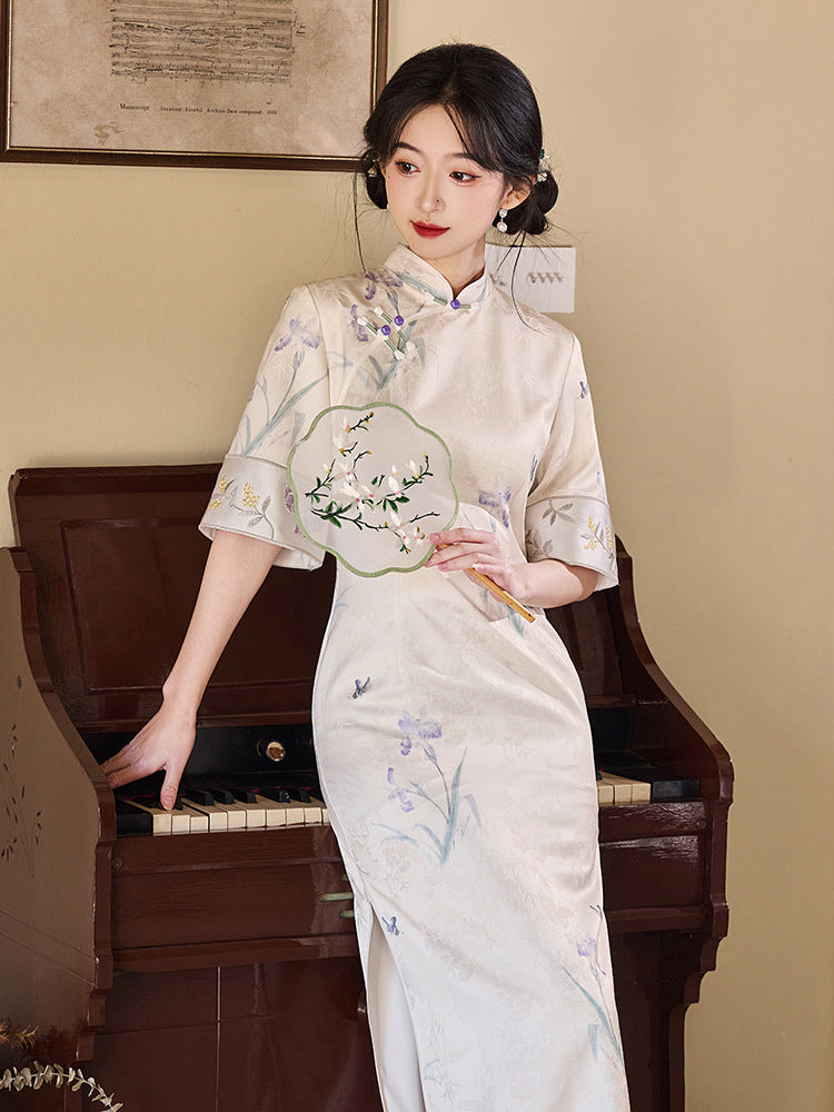 Lavender Floral Qipao for Autumn and Winter, High-End Slim-Fit Modified Elegant New Chinese Style, Suitable for Daily Wear.
