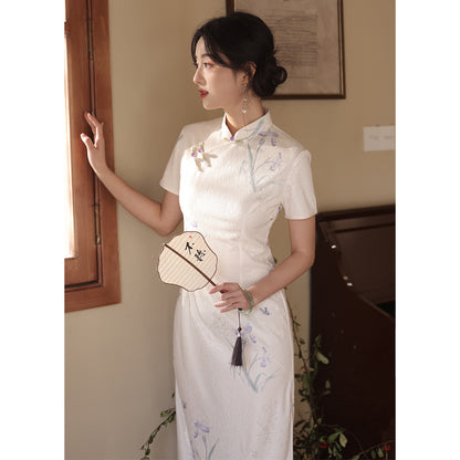 Lavender Floral Qipao for Autumn and Winter, High-End Slim-Fit Modified Elegant New Chinese Style, Suitable for Daily Wear.